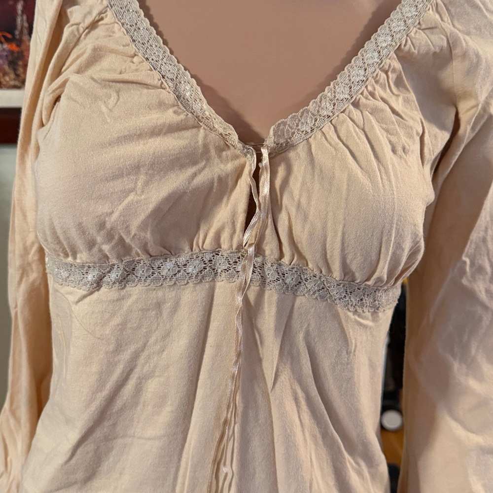 Express Cream Lace-Trim Long Sleeve V-Neck Top - Picture 7 of 8